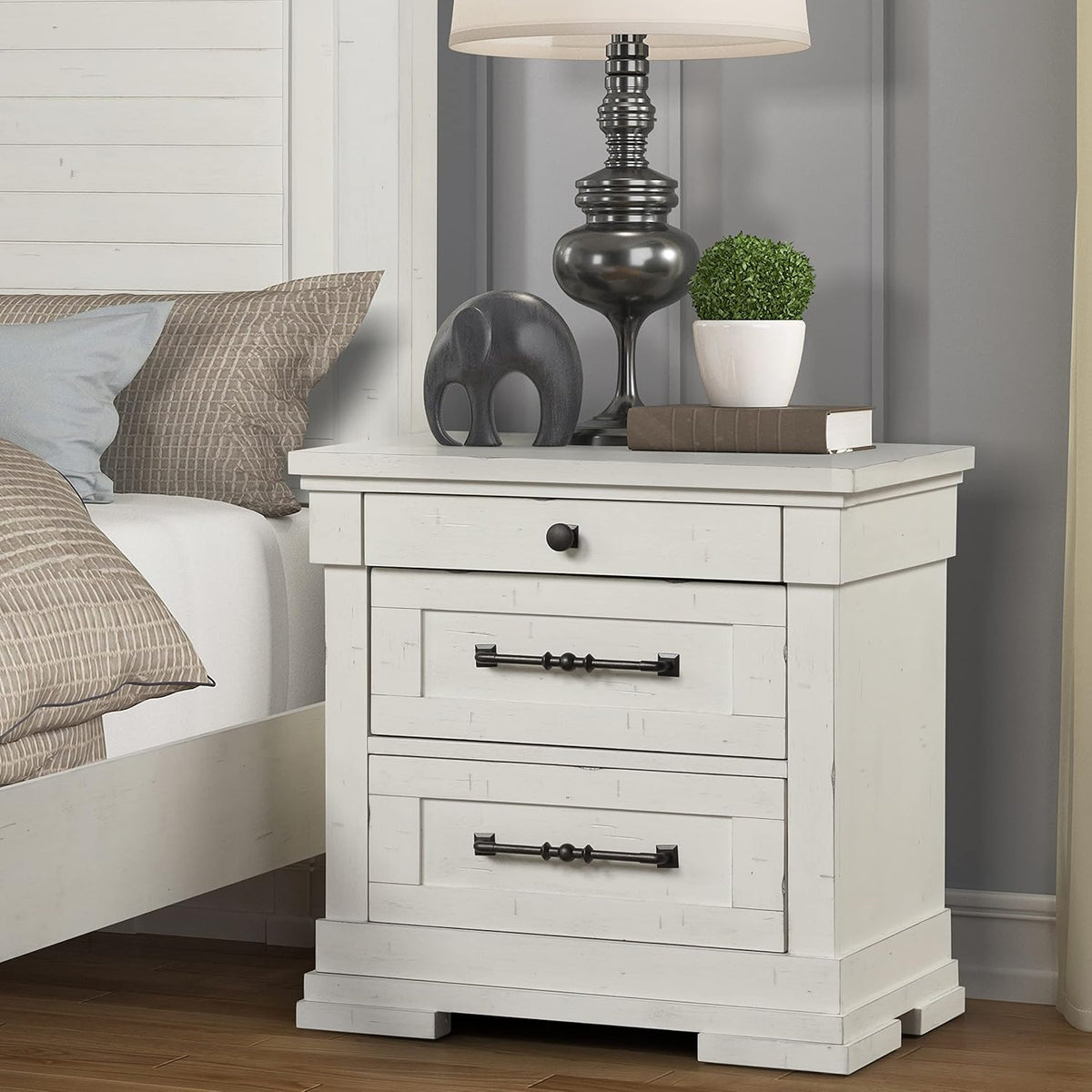 Antique White Queen Wood Panel Bed with Dresser, Mirror and Nightstand Z2306